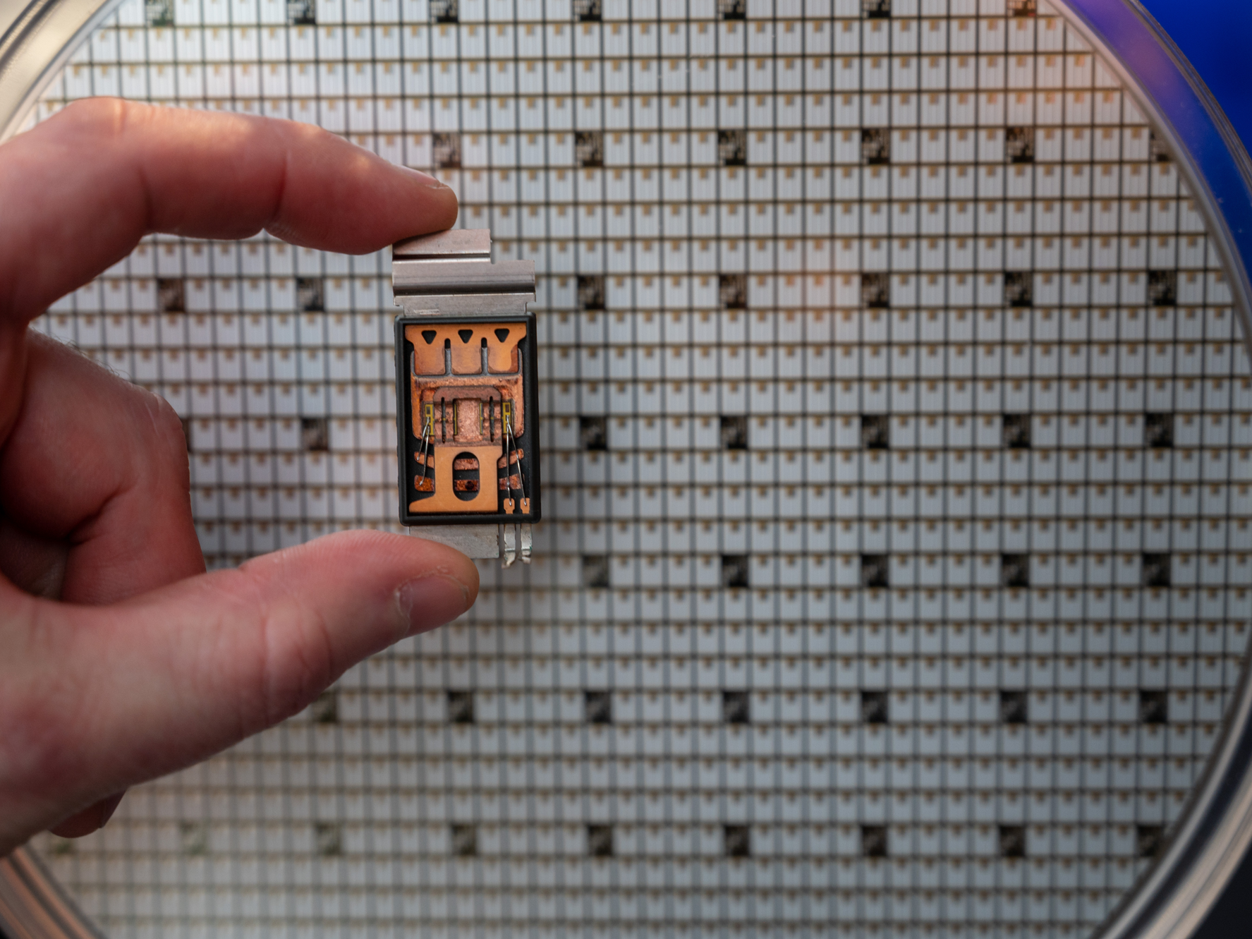 Ein Leistungsmodul eines Energiewandlers vor einen sogenannten SiC-Wafer. Ein Leistungsmodul eines Energiewandlers vor einen sogenannten SiC-Wafer.