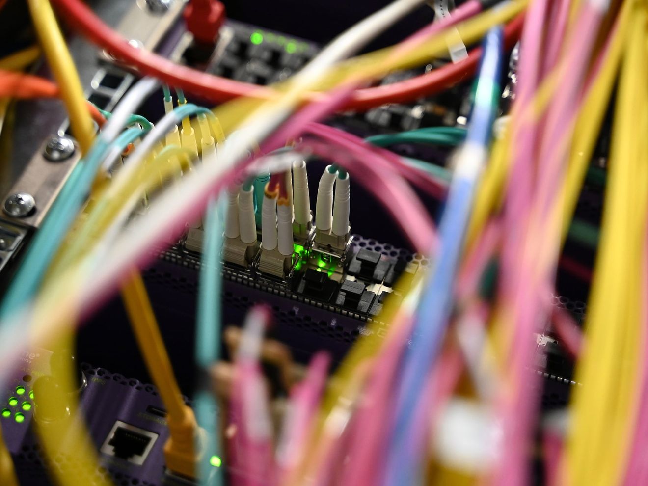 Netzwerkkabel sind in einem Rechenzentrum zu sehen. Der Stromverbrauch von Rechenzentren wird sich nach einer Prognose der Internationalen Energieagentur (IEA) bis 2030 mehr als verdoppeln.