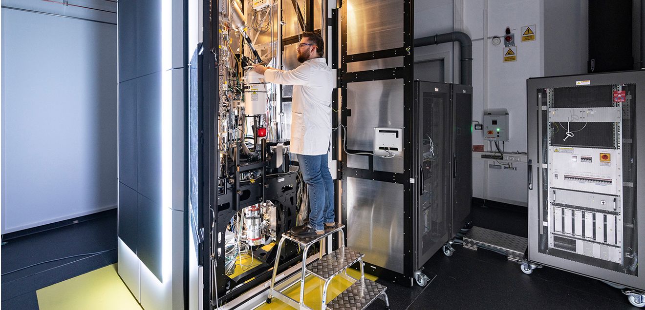 Neuer Forschungsbau für Materialforschung im Nanobereich Herz des neuen Gebäudes sind zwei hochempfindliche Transmissionselektronenmikroskope. Das größte ist über vier Meter hoch. Im Bild: Paul Seidel von der Professur Elektronenmikroskopie und Mikrostrukturanalytik, bereitet eine Materialuntersuchung vor.