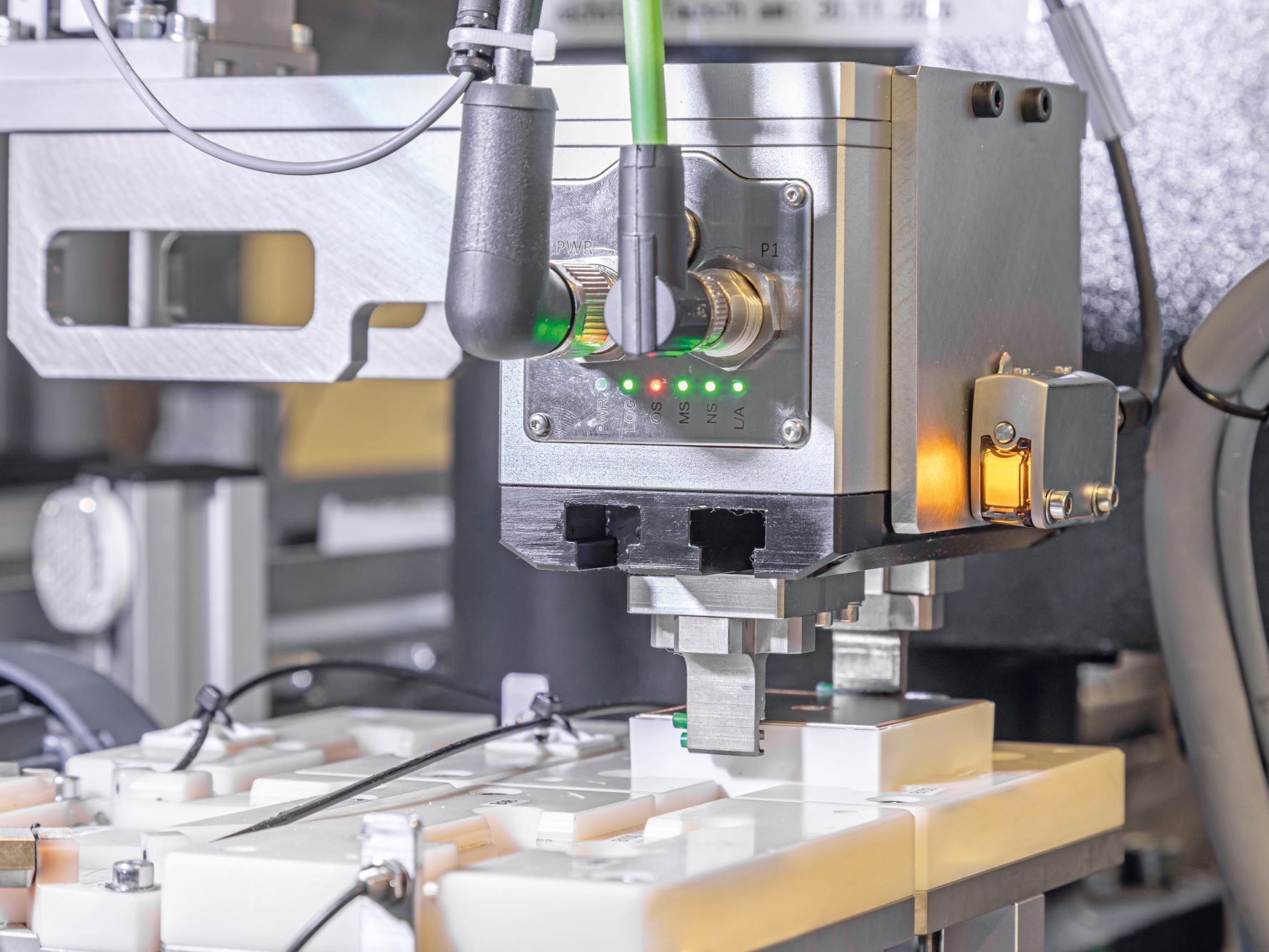 Mechatronic parallel gripper: Smart universal gripper for power electronics