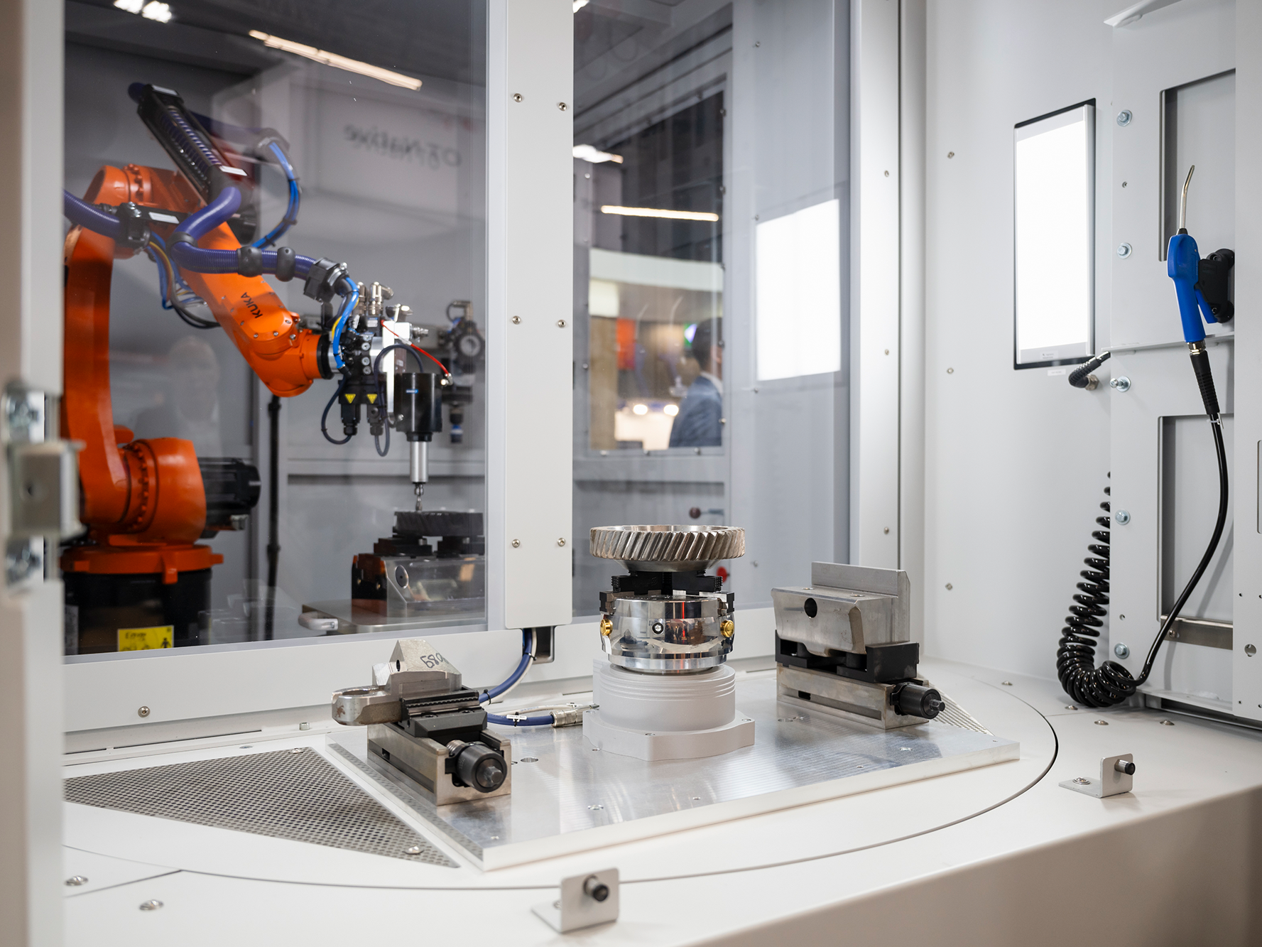 Die Entgratzelle ist eine Demo der Heitec-Bereiche Automatisierung und Maschinenbau. Die Entgratzelle ist eine Demo der Heitec-Bereiche Automatisierung und Maschinenbau.