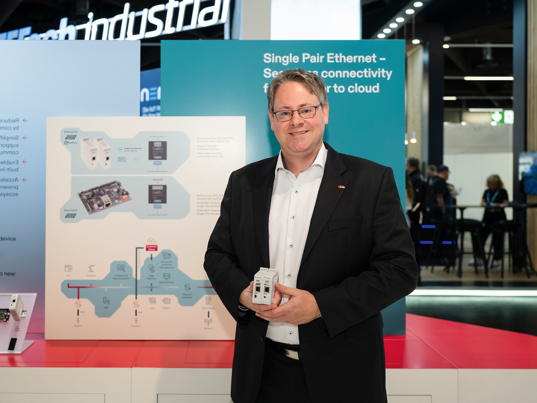 Dennis Gündel, Produktmanager Gateways: »Aus unserer Erfahrung heraus haben wir noch ein paar kleine Extras verbaut, die den SPE Media Switch besonders hervorheben.« Dennis Gündel, Produktmanager Gateways: »Aus unserer Erfahrung heraus haben wir noch ein paar kleine Extras verbaut, die den SPE Media Switch besonders hervorheben.«