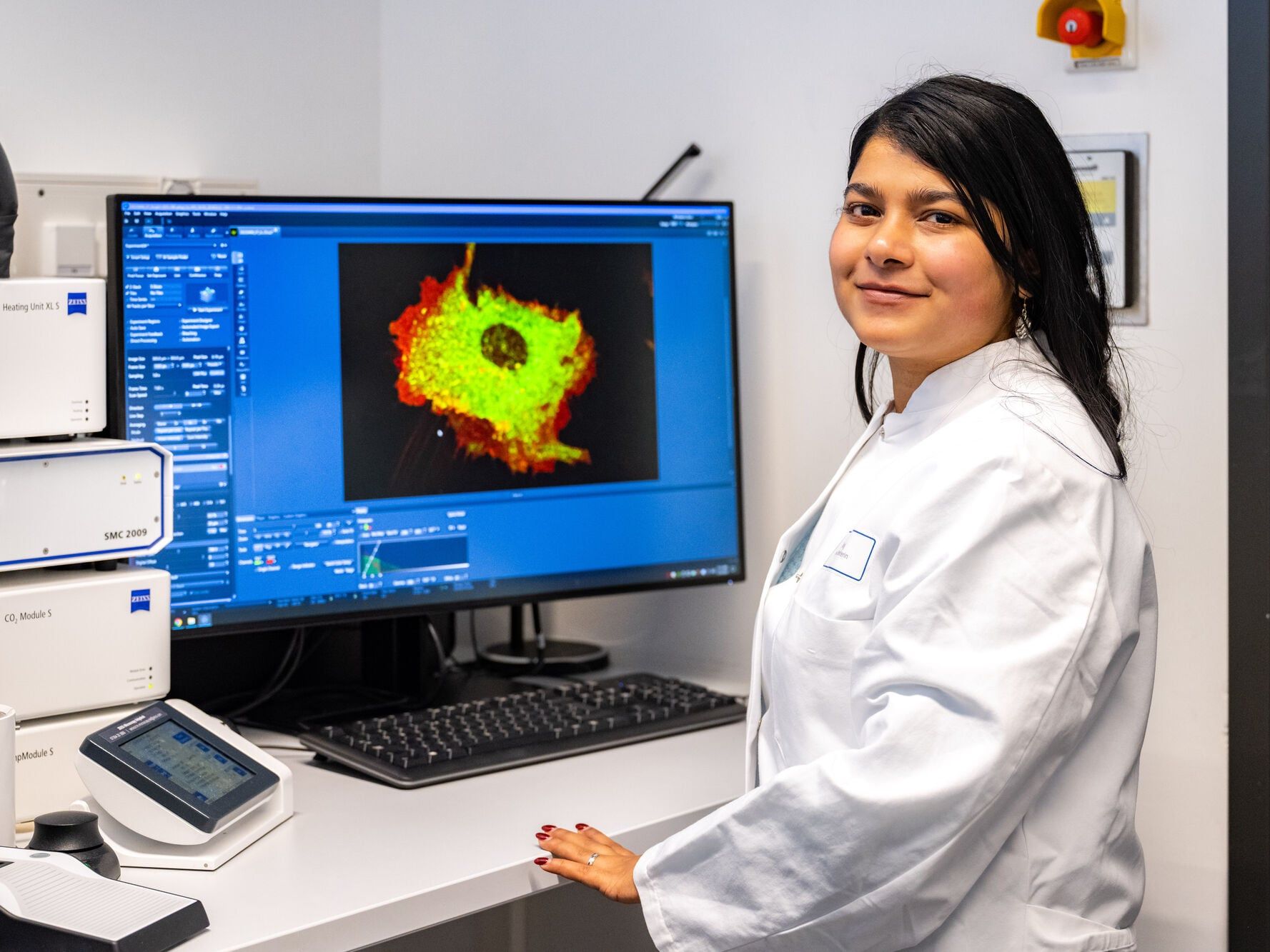 Dr. Nikita Raj, Erst- und co-korrespondierende Autorin der Studie, bei der Arbeit im Labor. Dr. Nikita Raj, Erst- und co-korrespondierende Autorin der Studie, bei der Arbeit im Labor.