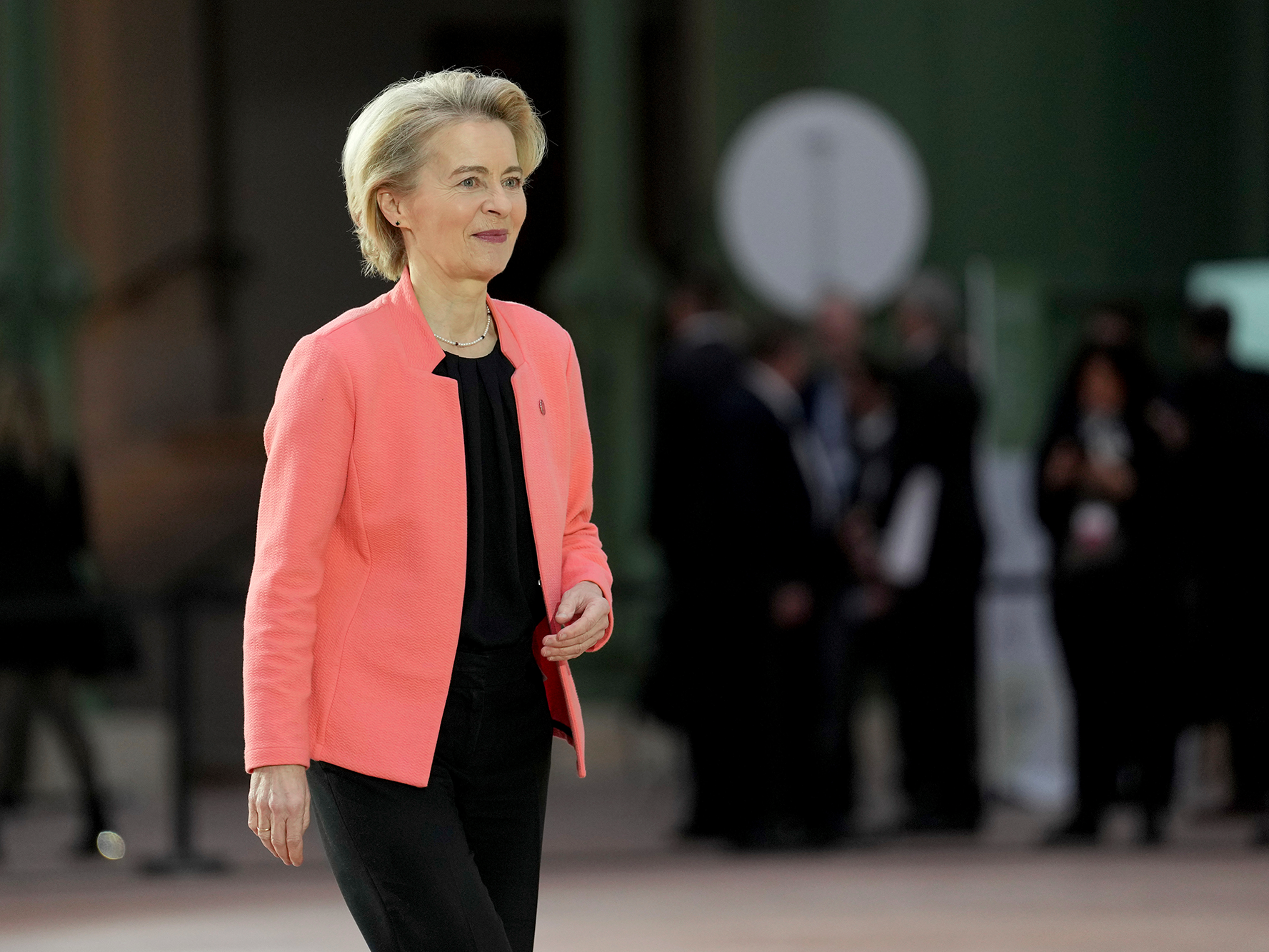  Die Präsidentin der Europäischen Kommission, Ursula von der Leyen, trifft während des Aktionsgipfels für künstliche Intelligenz im Grand Palais ein.