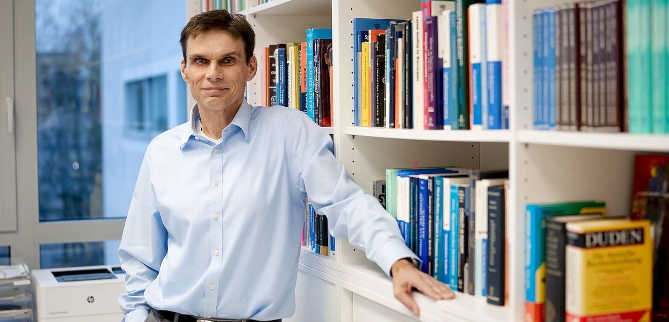 Prof. Dr. Armido Studer Prof. Dr. Armido Studer vor einem Bücherregal