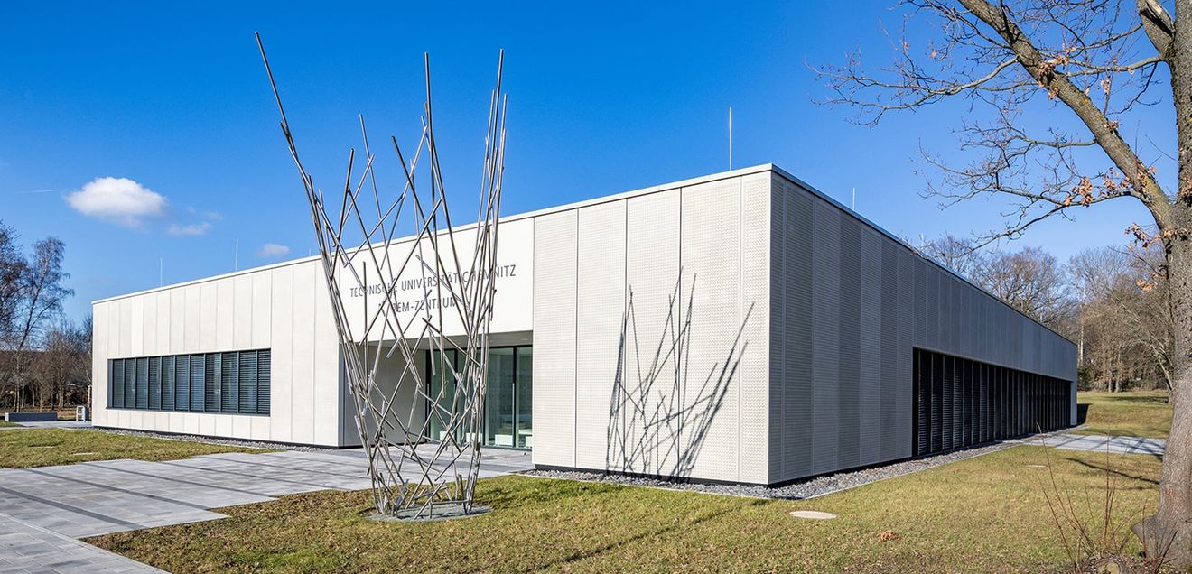 TU Chemnitz eröffnet TEM-Zentrum: Neuer Forschungsbau für Materialforschung im Nanobereich Bild des neu errichteten Transmissionselektronenmikroskopiezentrum der TU Chemnitz am Universitätsstandort Erfenschlager Straße 73