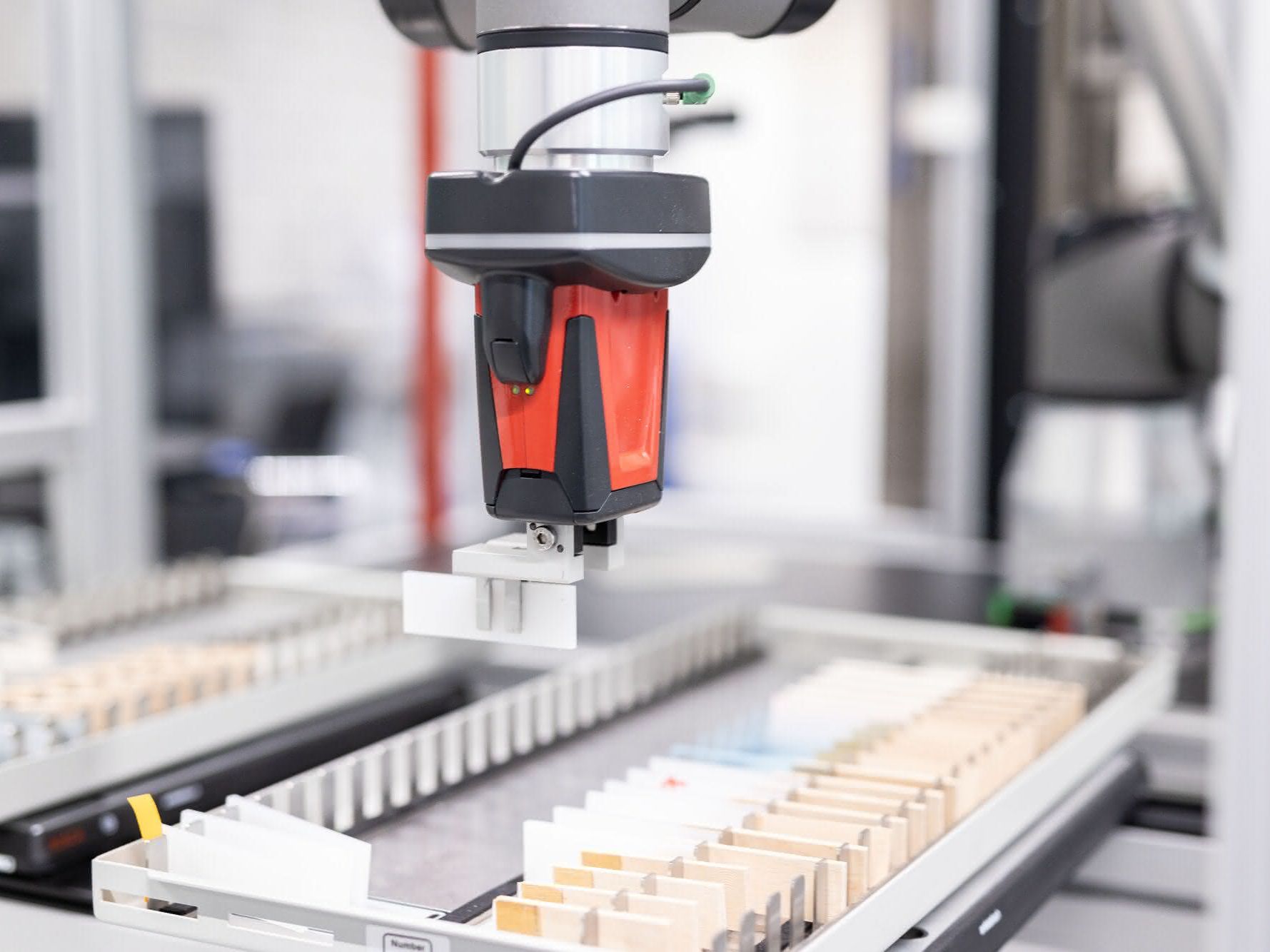 Der Roboterarm entnimmt die Proben aus dem Reservoir und stellt sie für die Messung bereit. Nach der Messung wird die Probe in einem anderen Magazin abgelegt. Der Roboterarm entnimmt die Proben aus dem Reservoir und stellt sie für die Messung bereit. Nach der Messung wird die Probe in einem anderen Magazin abgelegt.