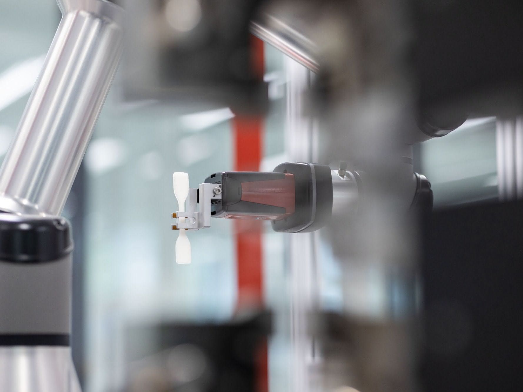 Automatisierte Härteprüfung. Hier kurz vor dem Materialtest an einem ausgehärteten Klebstoff. Automatisierte Härteprüfung. Hier kurz vor dem Materialtest an einem ausgehärteten Klebstoff.