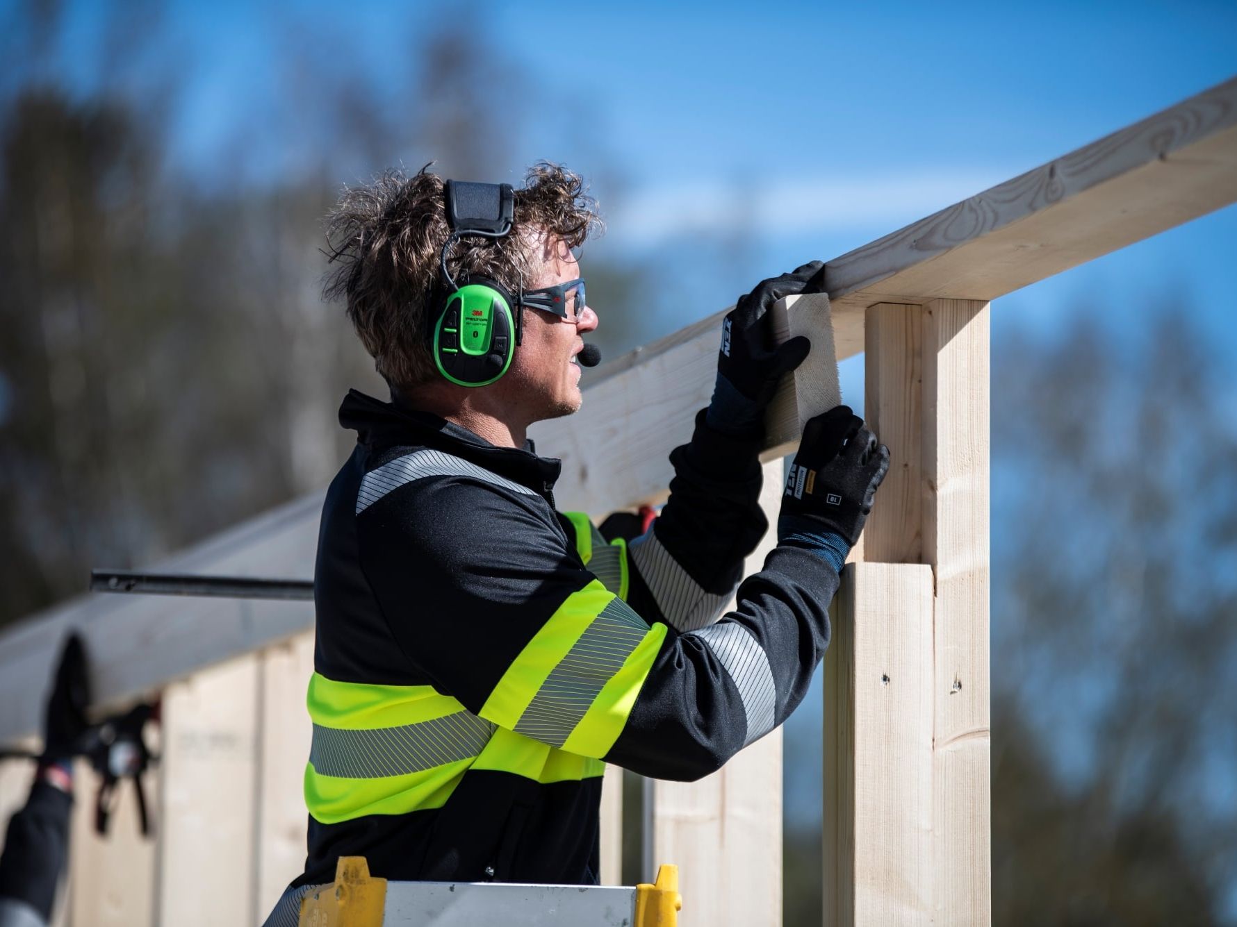 Selbstaufladendes Gehörschutz-Headset: Arbeitsschutz mit Umweltschutz vereint Selbstaufladendes Gehörschutz-Headset: Arbeitsschutz mit Umweltschutz vereint
