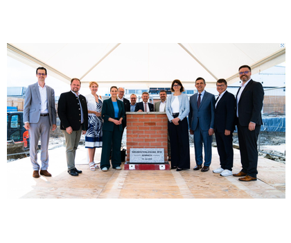 Grundsteinlegung in Kemnath: Gäste der Veranstaltung waren Judith Gerlach, bayerische Gesundheitsministerin, Hubert Schicker, Landrat des Landkreises Tirschenreuth, Roman Schäffler, erster Bürgermeister der Stadt Kemnath sowie Elisabeth Staudinger, Mitglied des Vorstandes Siemens Healthineers AG.