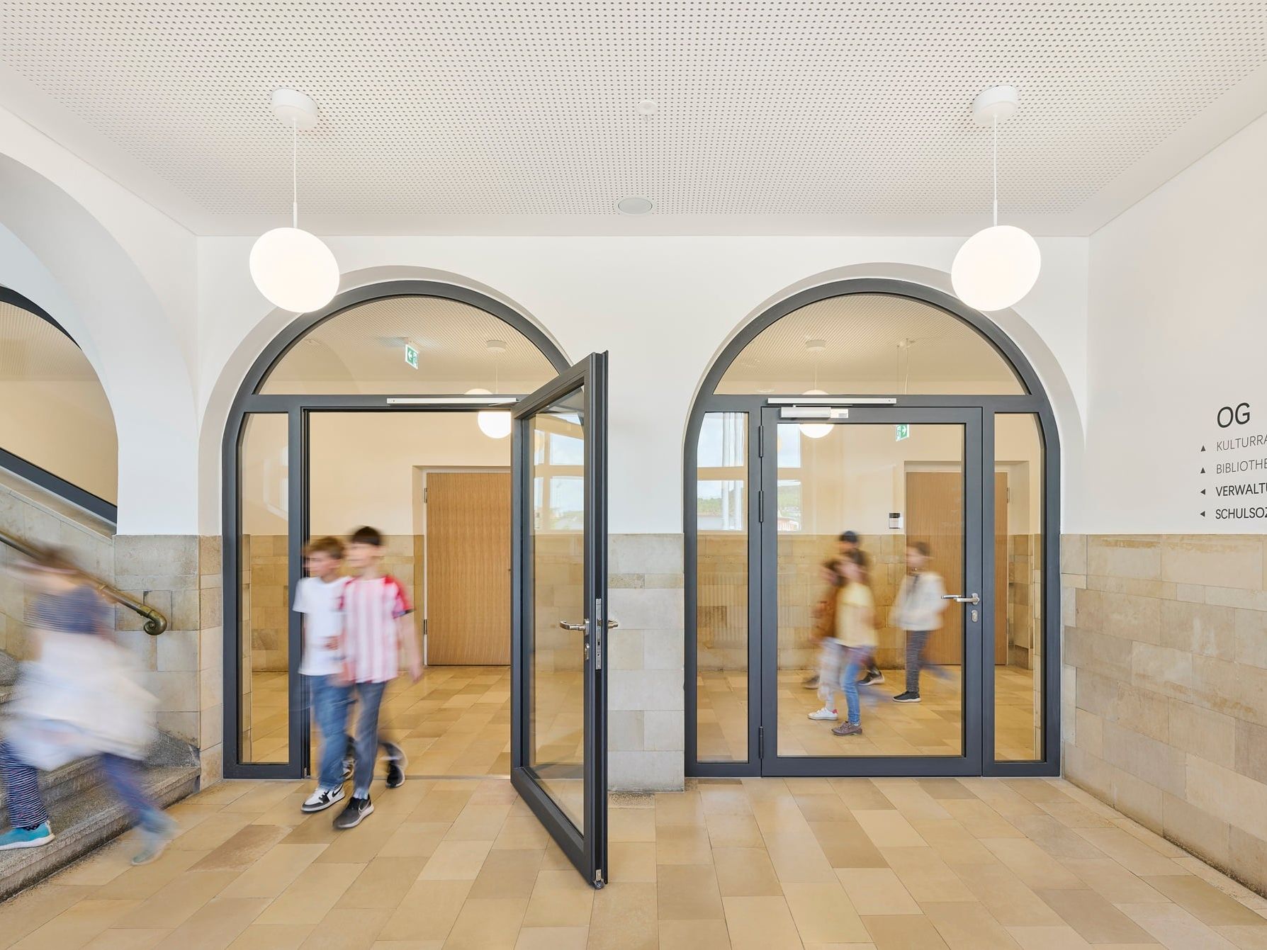 Im Juni 2025 konnten die Modernisierung der Schulgebäude sowie die Neugestaltung des Schulhofs erfolgreich abgeschlossen und eingeweiht werden.