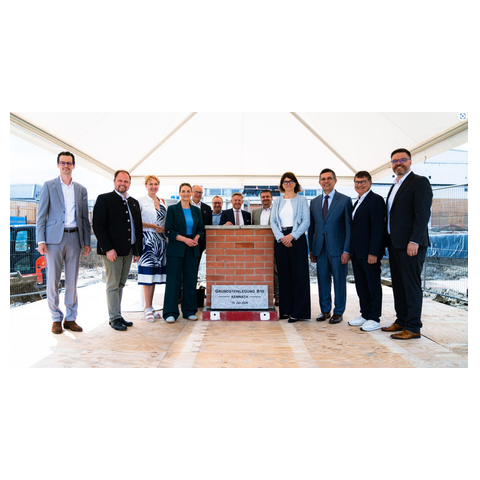 Grundsteinlegung in Kemnath: Gäste der Veranstaltung waren Judith Gerlach, bayerische Gesundheitsministerin, Hubert Schicker, Landrat des Landkreises Tirschenreuth, Roman Schäffler, erster Bürgermeister der Stadt Kemnath sowie Elisabeth Staudinger, Mitglied des Vorstandes Siemens Healthineers AG.