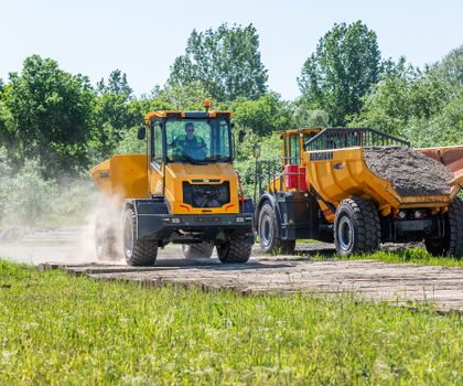 Zwei Bau-LKW, Muldenkipper, auf dem Testgelände bei Papenburg, während sie Reifen von Bohnenkamp (BKT) testen.