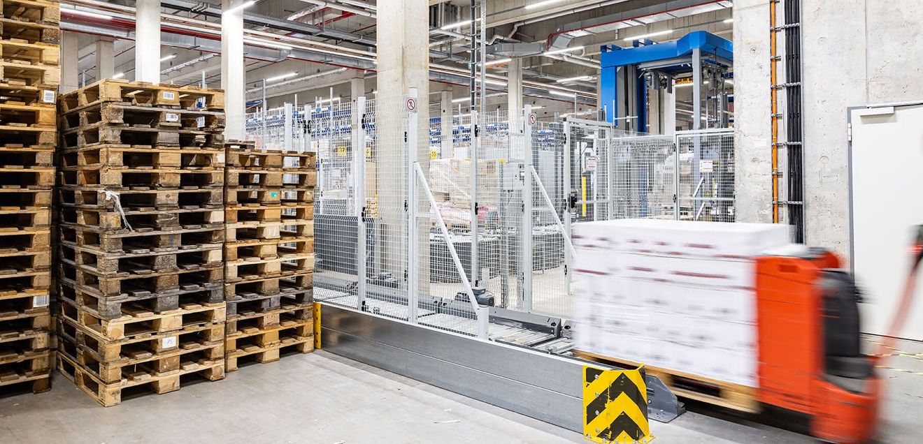 Lager- & Kommissioniertechnik: Lebensmittelgroßhändler beschleunigt interne Logistik Lager- & Kommissioniertechnik: Lebensmittelgroßhändler beschleunigt interne Logistik