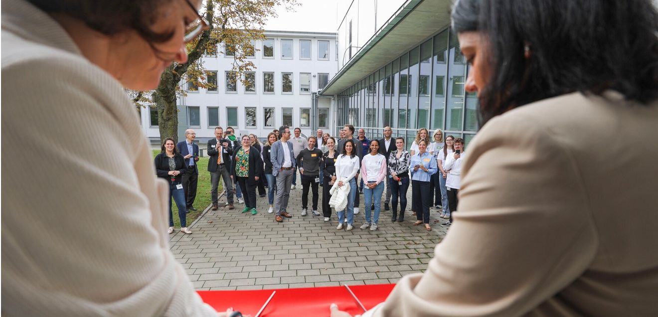 Die Bayer- Mitarbeiterinnen Chloe Picot und Aude Barroso durchtrennen ein Band, um die Eröffnung eines neuen Labors am Standort des Unternehmens in Darmstadt zu feiern. Die Bayer- Mitarbeiterinnen Chloe Picot und Aude Barroso durchtrennen ein Band, um die Eröffnung eines neuen Labors am Standort des Unternehmens in Darmstadt zu feiern.