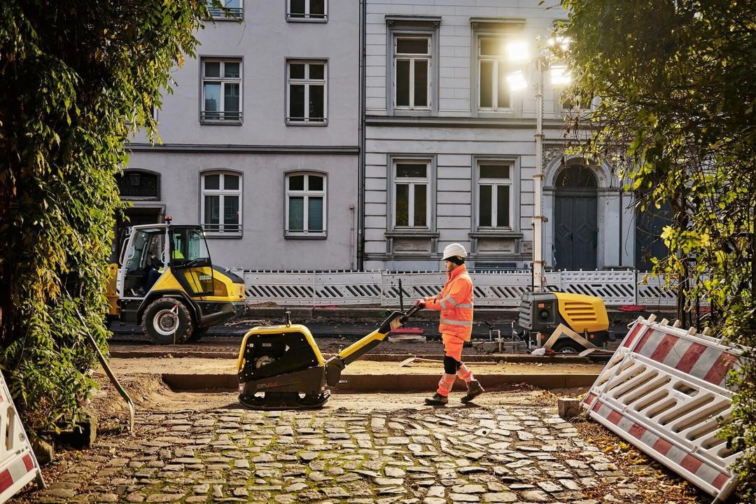 Baustelle Geräte von Wacker Neuson auf einer urbanen Baustelle