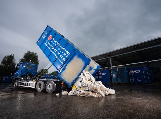 Einer der Palfinger-Abrollkipper lädt Recyclingmaterial ab
