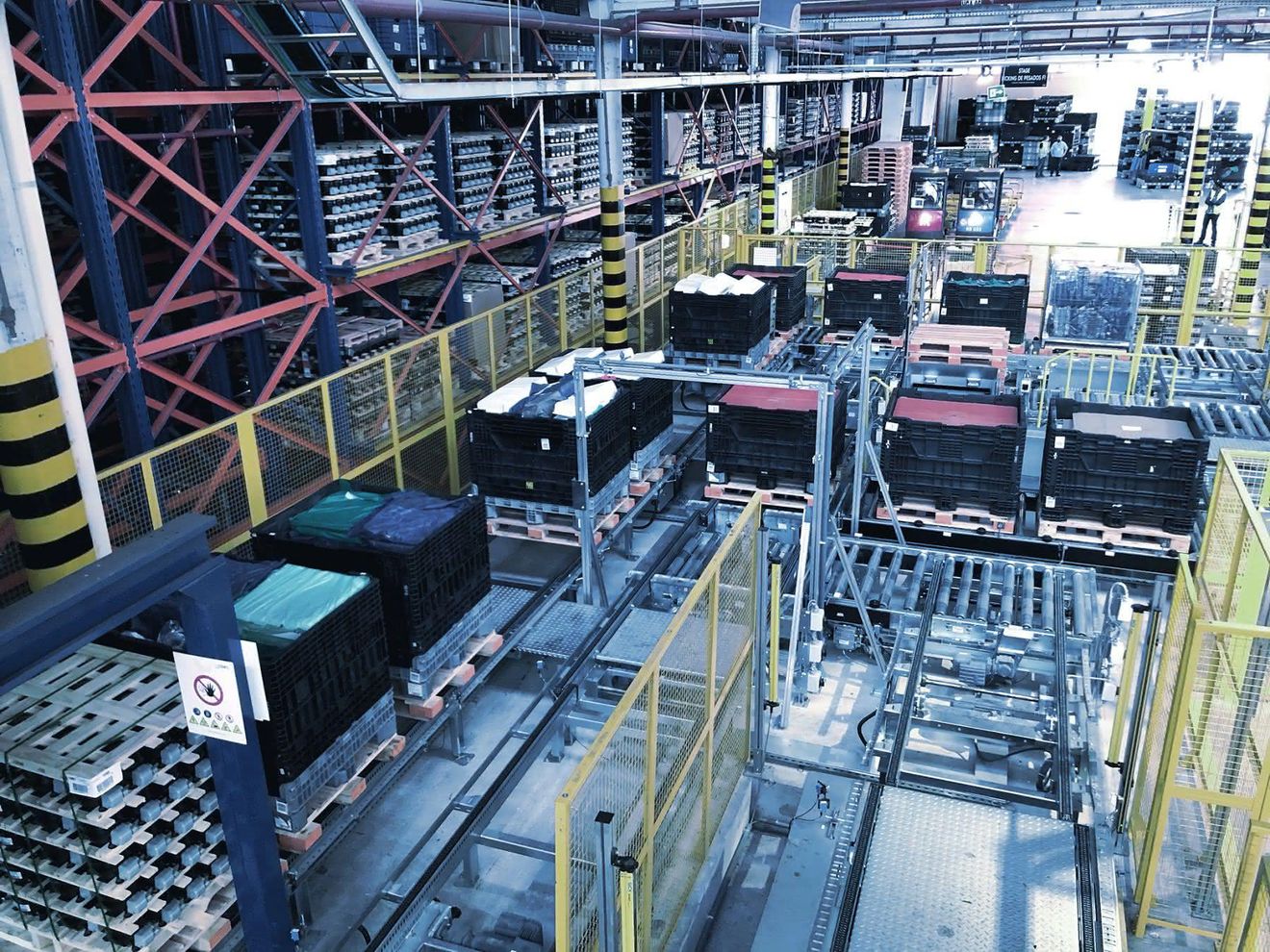 Integrierte Prüfsysteme erfassen Maße und Gewicht der Ladungsträger, um den idealen Lagerplatz zu ermitteln Fördertechnik mit integrierten Prüfsystemen