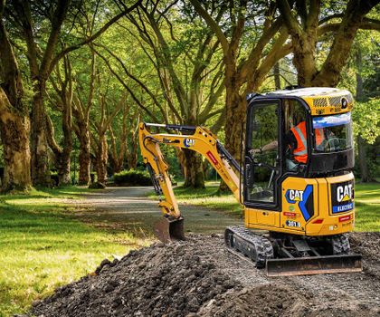 Zeppelin und Caterpillar stellen vollelektrischen Minibagger Cat 301.9 vor Ein Cat 301.9 Minibagger im Einsatz
