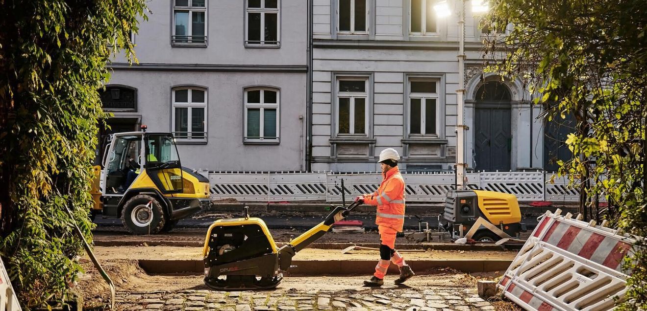 Geräte von Wacker Neuson auf einer urbanen Baustelle