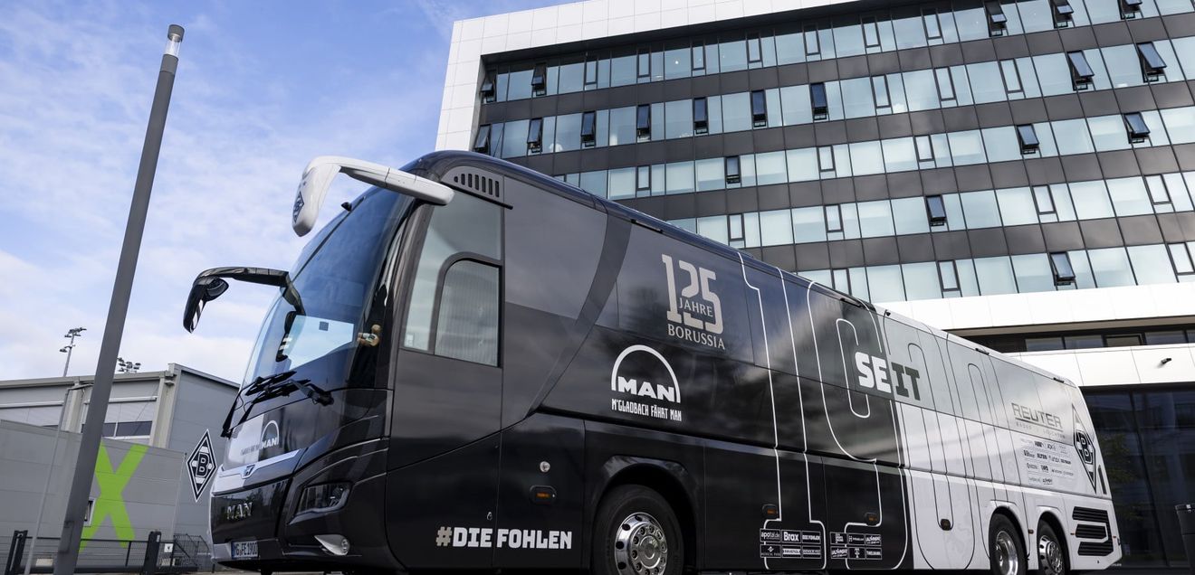 Borussia Mönchengladbach und MAN Truck & Bus setzen ihre langjährige Zusammenarbeit bis 2028 fort. Der Bundesligist setzt auf den MAN Lion’s Coach als Mannschaftsbus. Borussia Mönchengladbach und MAN Truck & Bus setzen ihre langjährige Zusammenarbeit bis 2028 fort. Der Bundesligist setzt auf den MAN Lion’s Coach als Mannschaftsbus.
