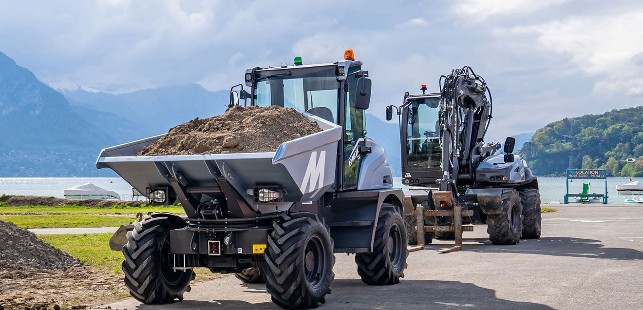 Mecalac - dreimal 100 % elektrisch auf der Baustelle Baumaschinen von Mecalac im Einsatz auf der emmissionsfreien Baustelle in Annecy, vorne ein elektrischer Dumper