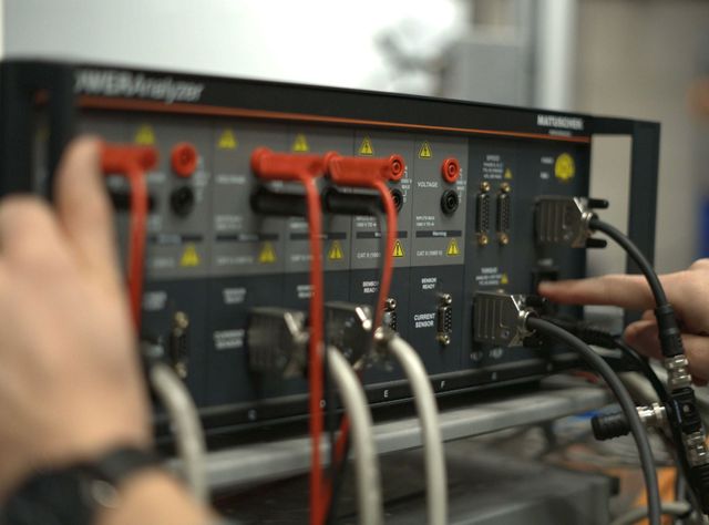 Präzisionsanalyse elektrischer und mechanischer Motordaten: Kombi aus Leistungsmessung und Datenerfassung Präzisionsanalyse elektrischer und mechanischer Motordaten: Kombi aus Leistungsmessung und Datenerfassung