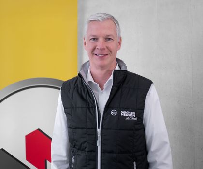 Zum 01. Februar 2026 ist Fred Cordes in die Wacker Neuson Group eingetreten und hat die Geschäftsführung der deutschen Wacker Neuson Vertriebsgesellschaft sowie die Leitung der neun Direktvertriebsmärkte in Europa übernommen. Wacker Neuson Vertrieb in Deutschland und Europa mit Fred Cordes unter neuer Leitung