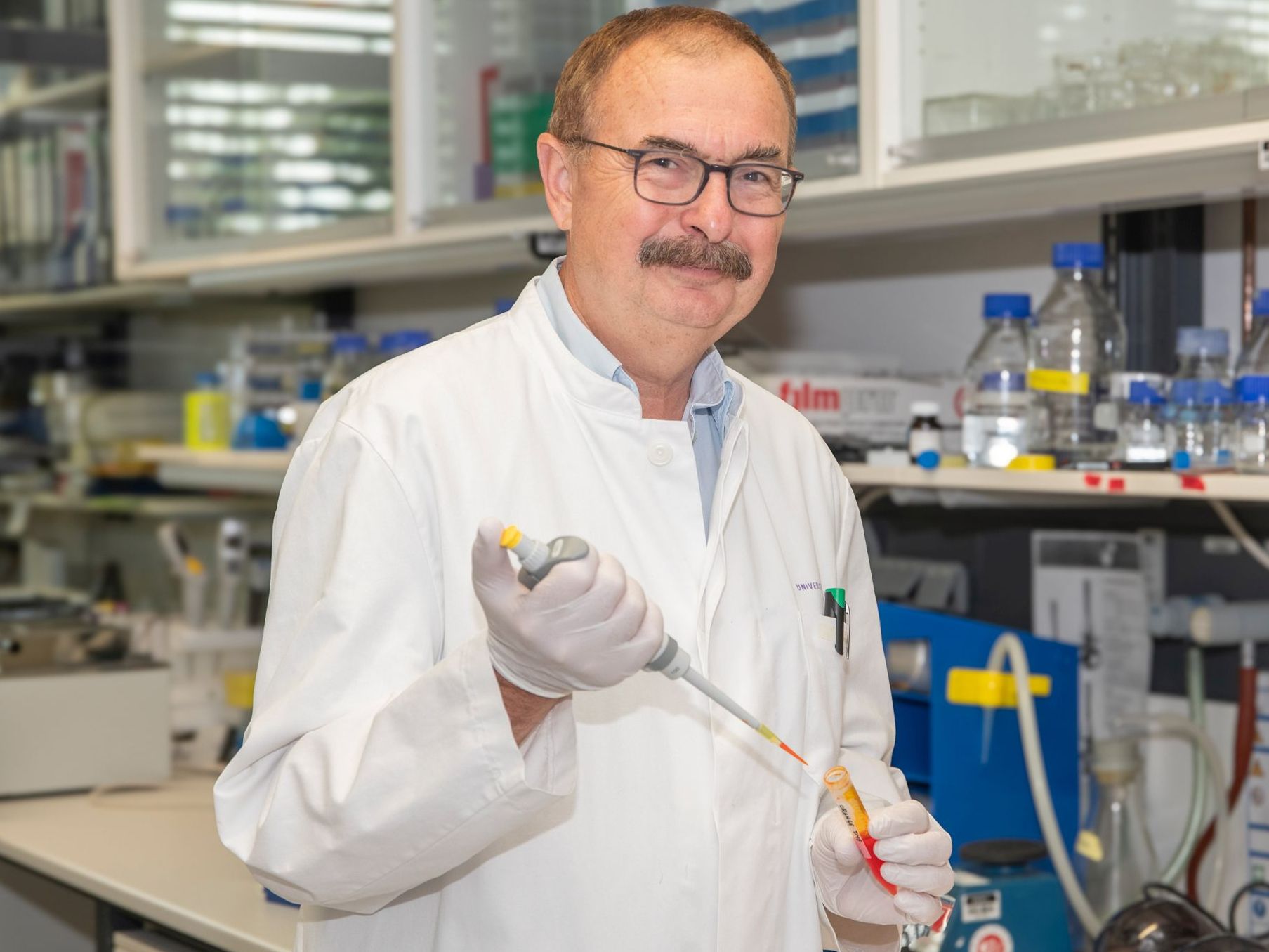 Dr. Andras Bilkei-Gorzo Andras Bilkei-Gorzo im Labor