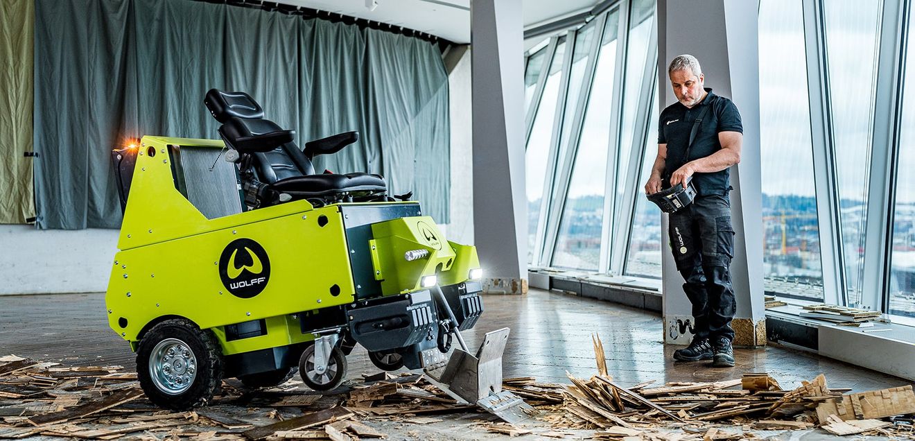 Wolffs erster Aufsitz-Stripper mit Vanguard Lithium-Ionen-Akkupacks von Briggs & Stratton Wolffs erster Aufsitz-Stripper mit Vanguard Lithium-Ionen-Akkupacks von Briggs & Stratton