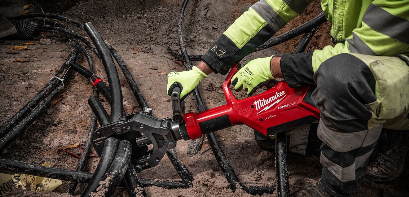 Der hydraulische Akku-Sicherheits-Kabelschneider M18 HSFC125R-802C schneidet Kabel mit einem Durchmesser von bis zu 125 Millimetern. Der hydraulische Akku-Sicherheits-Kabelschneider M18 HSFC125R-802C schneidet Kabel mit einem Durchmesser von bis zu 125 Millimetern.