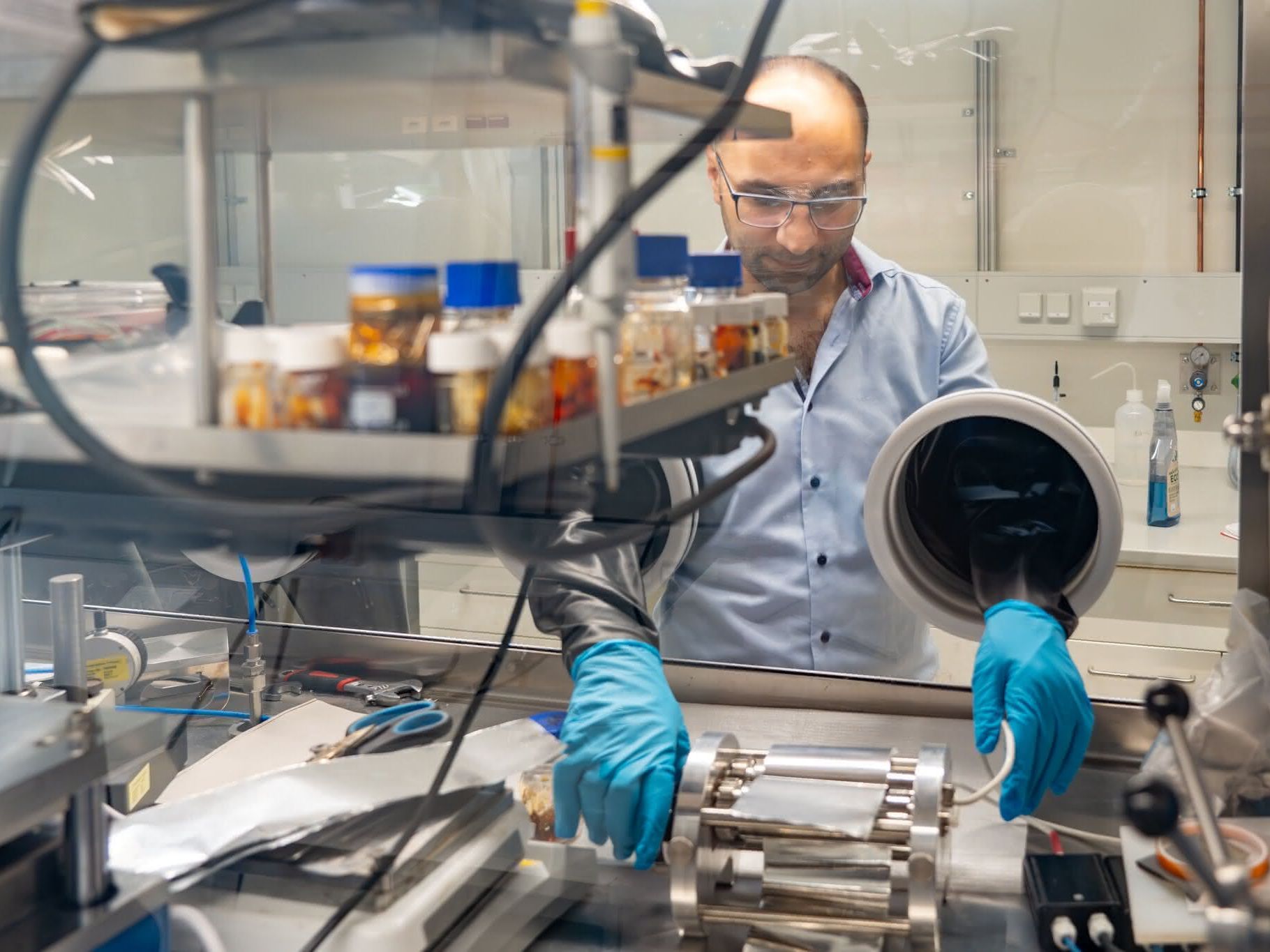 Mitarbeiter im Labor bei der Batterieforschung Mitarbeiter im Labor bei der Batterieforschung