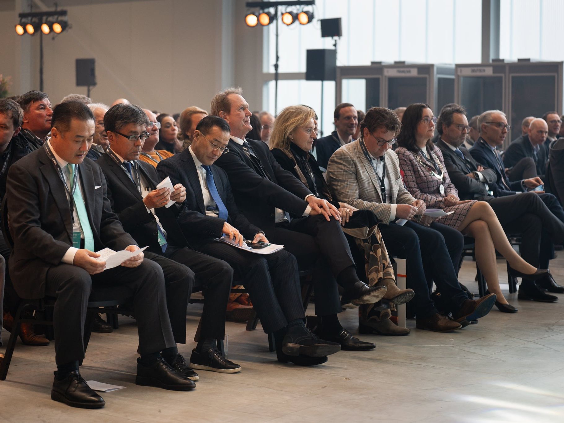 An der Eröffnungsfeier nahmen rund 70 VIP-Gäste teil, darunter Vertreter des Bauunternehmens und des Architekten.