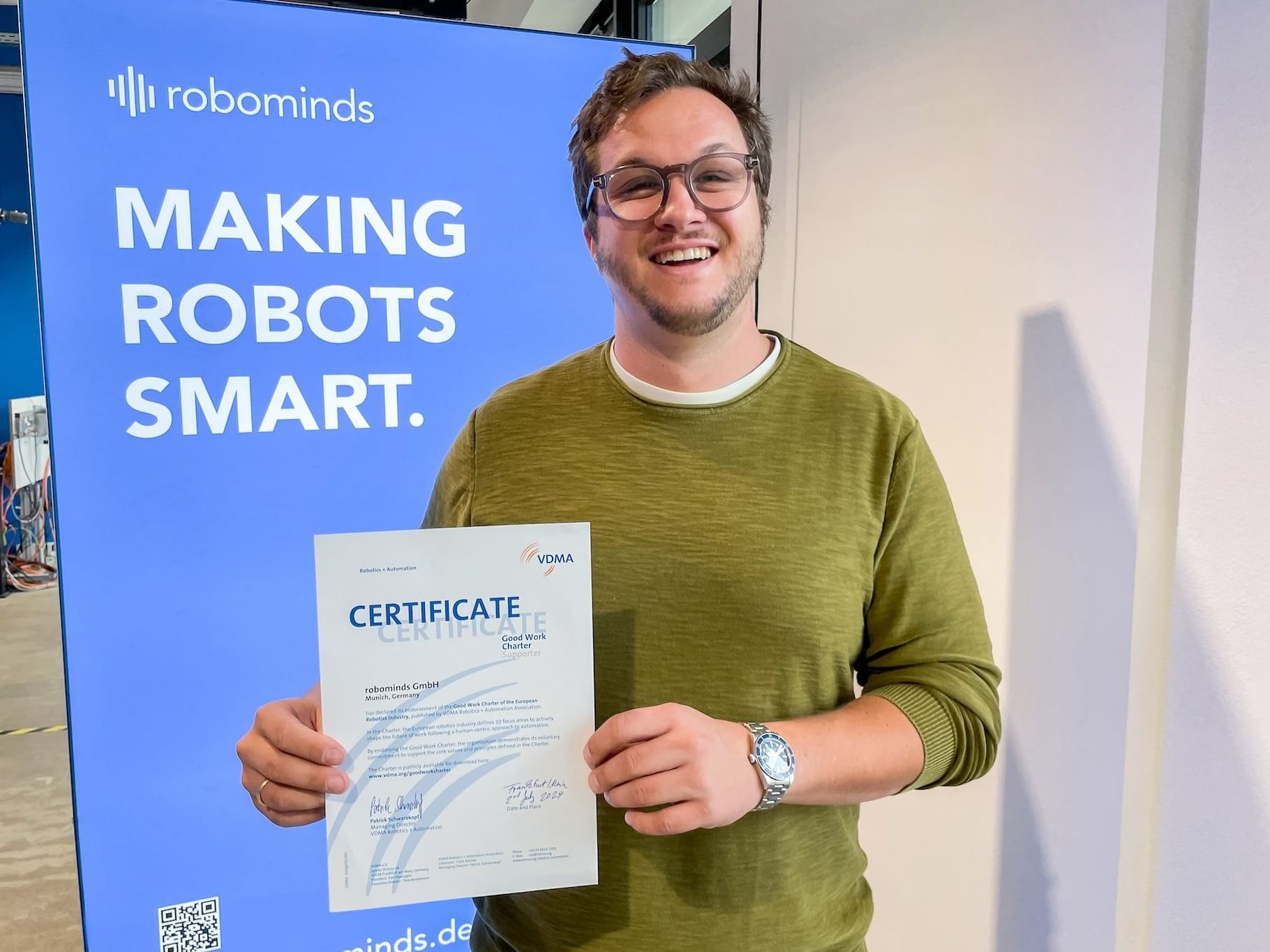 robominds CEO Tobias Rietzler präsentiert das offizielle Unterstützer-Zertifikat des VDMA R+A robominds CEO Tobias Rietzler präsentiert das offizielle Unterstützer-Zertifikat des VDMA R+A