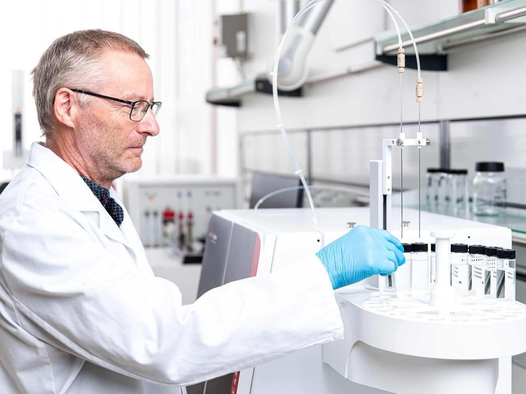 Labormitarbeiter stellt Wasserproben an einem TOC/TNb-Analysator bereit