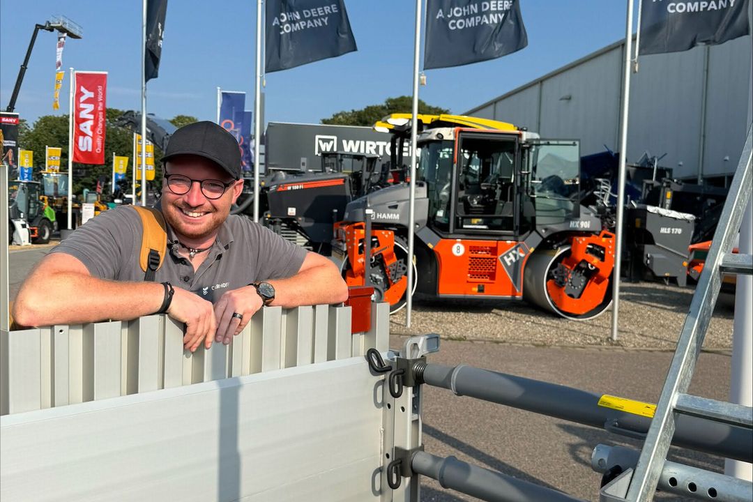 Durchdachte digitale Prozesse bei Echterhoff dank bau-mobil Polier Frederik Junk lächelt in die Kamera