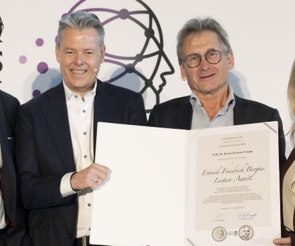 Evonik Friedrich Bergius Lecture Award ging an Bernard Feringa Übergabe der Urkunde zum Friedrich Bergius Lecture Award. Von links: Christian Eilbracht, Evonik; Ralph Marquardt, Evonik; Preisträger Prof. Dr. Bernard Lucas Feringa; Lauren Kjeldsen, Evonik.