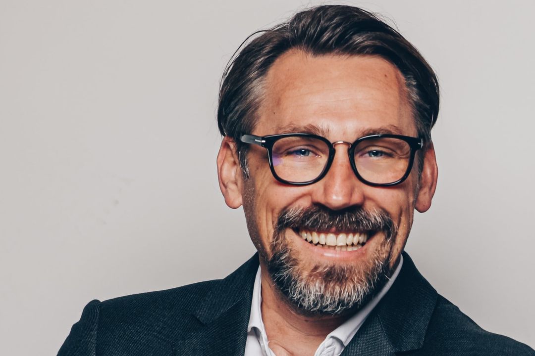 Roland Gisinger, Geschäftsführer der HW BAUFI Finanzgruppe lächelt in die Kamera