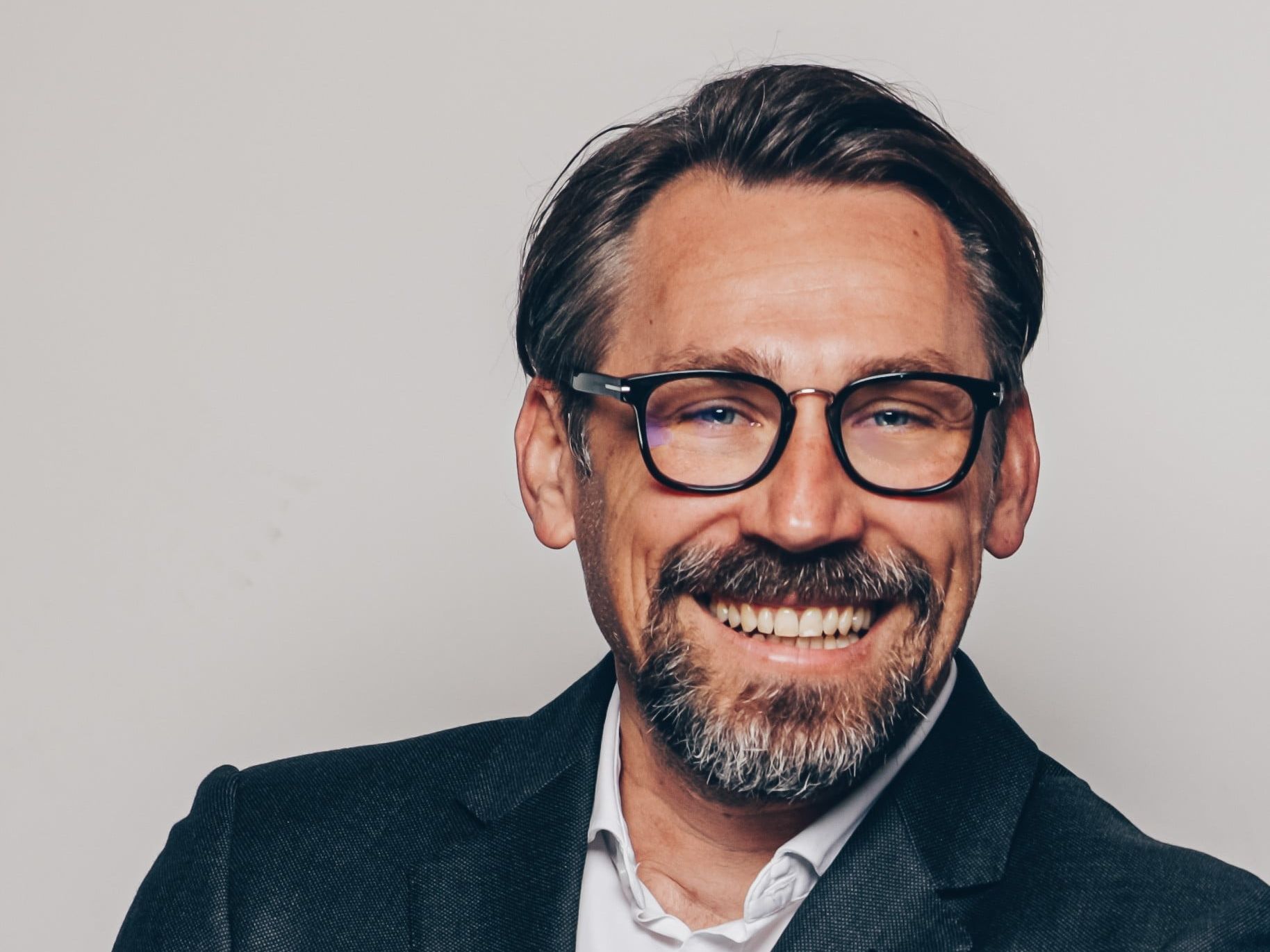 Roland Gisinger, Geschäftsführer der HW BAUFI Finanzgruppe lächelt in die Kamera