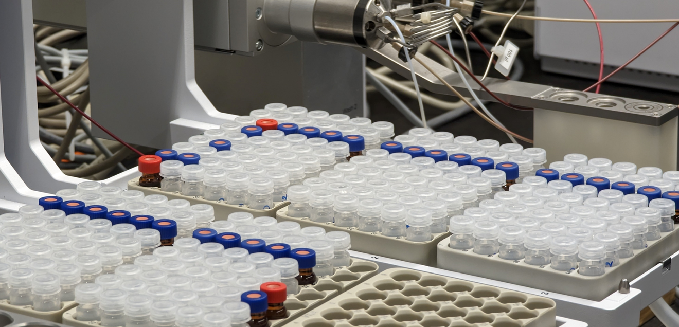 PFAS-Proben PFAS-Proben werden mittels Flüssigchromatographie gekoppelt mit Massenspektrometrie nach der Filterung untersucht
