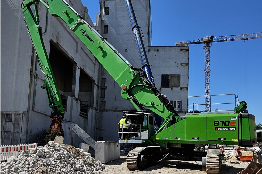Ein Sennebogen 870 E Abbruchbagger bei der Arbeit.