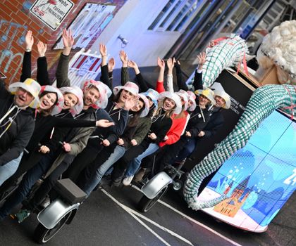 Hochschule Mainz: Oktopus sammelt Pfandflaschen beim Mainzer Rosenmontagszug