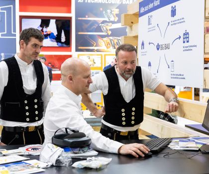 Beratung am Messestand der BG BAU Beratung am Messestand der BG BAU
