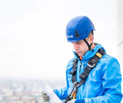 Schutzhelme mit Neopor Ccycled: Arbeitssicherheit mit Kreislaufwirtschaft verbinden