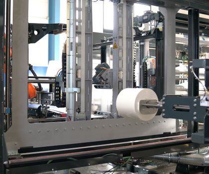 Spanndorngreifer: Rollen robotergesteuert verpacken
