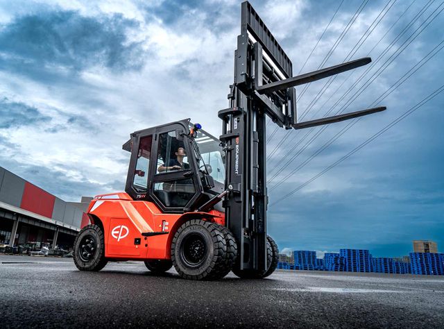 Forklift truck: High-voltage forklift trucks for all weather conditions Forklift truck: High-voltage forklift trucks for all weather conditions