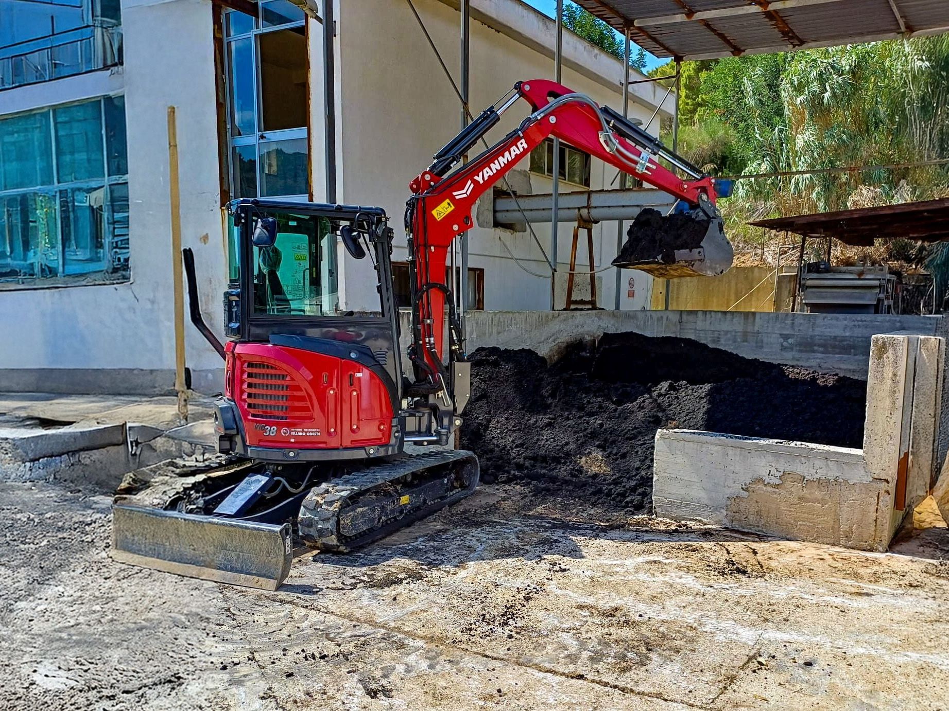 Eine lokale Partnerschaft zwischen Yanmar CE, Sunrise Trading Italy und dem Bauunternehmen Edilsud di Mazza Massimo trägt dazu bei, die Küstenlandschaft und Wasserqualität in der süditalienischen Provinz Salerno zu schützen. Von Land zu Meer: Yanmar-Bagger im Einsatz für sauberes Wasser in Kampanien
