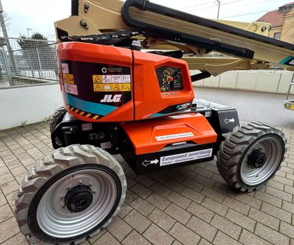 JLG Arbeitsbühne Eine neue elektrische Arbeitsbühne in roter Lackierung und im eingeklappten Zustand