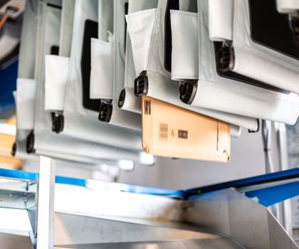 New AutoDrop function from Beumer: Contactless handling of pouches