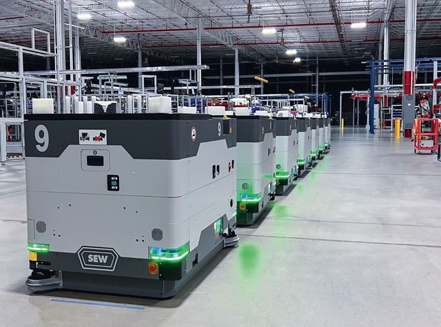 Handhabung und Produktionslogistik: Flexible Arbeitsplätze mit klassischer Fördertechnik Transportfahrzeug mit integriertem Zahnriemenförderer